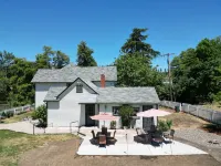 Charming 4-bedroom Pearce Historic Farmhouse in Roseburg with AC and WIFI Hotels near Lowe's Garden Center