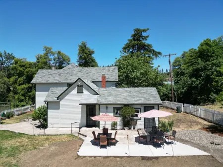 Charming 4-bedroom Pearce Historic Farmhouse in Roseburg with AC and WIFI
