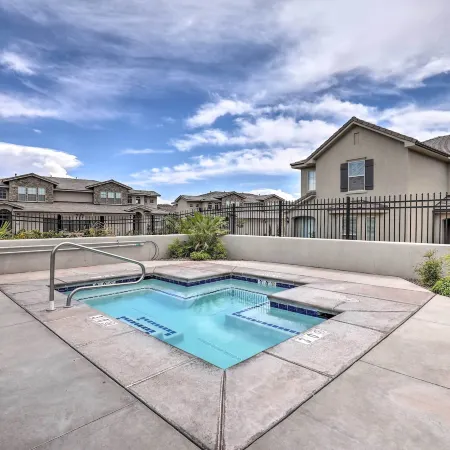 Washington Townhome w/ Patio + Resort Perks!