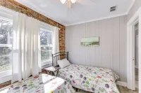 2 Mi to Mashes Sands Beach: Quiet Home w/ Dock! - parking