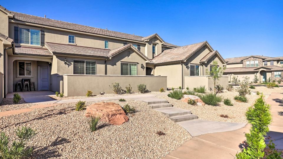 St George Area Townhome w/ Patio + Pool Access