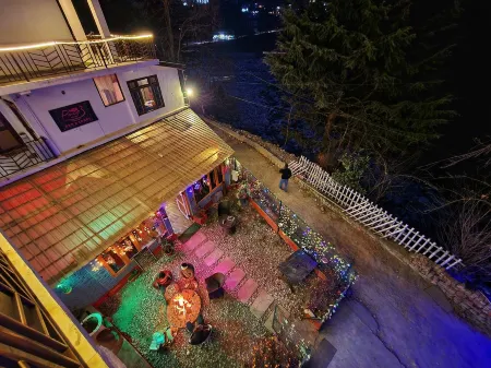 Page 3 - A Riverside Hotel and Bar Отели в г. Манали