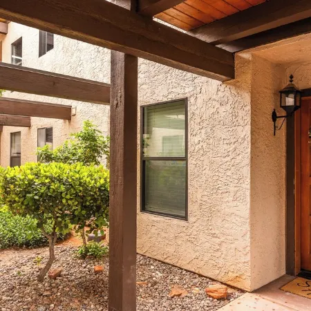 Stylish Condo- Village of Oak Creek- Pool, Hot Tub, Pickleball - Sleeps 6