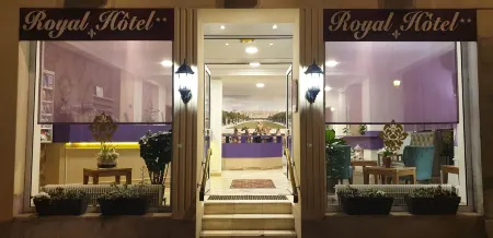 Royal Hotel Versailles Отели рядом со станцией Versailles Montreuil Train Station