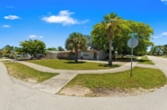 Stylish Queen Suite : Near Beach + Shops + Dining Hotels in Oakland Park