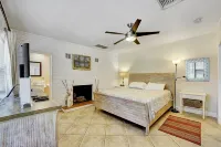 Fun Downtown Delray Home-Walk to Atlantic Ave.-Pool-Tiki Hut-Bikes-WiFi-Near All