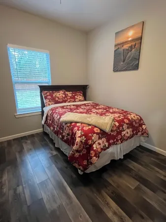 Cozy 3-bedroom house with AC and WiFi in awesome Log Cabin