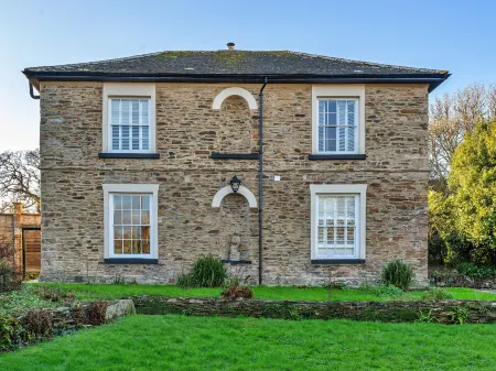 The Old Counting House Отели в г. Хельстон