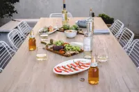 توباز باي أفانتستاي أدورابل كوتيدج والكينج ديستانس تو بيتش وي/ لارج باتيو