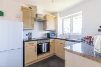 Skyline Haven - Modern 2B, Parking, Wifi & 4Ktv Отели в г. Гринвич