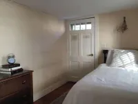 Maple Suite- Private  Ground Floor Apartment in Front of Smith College