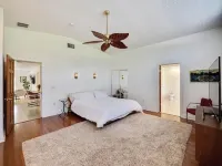 Cheerful 4-bedroom with large and lush backyard Hotels in Winter Park Area