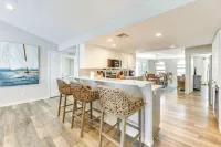 Waterfront Home w/ Deck & Pool in City-by-the-sea - 4-Sterne