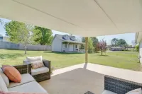 2 Mi to Grand Lake: Grove Home w/ Fenced-in Yard - 3 estrellas