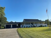 Sunshine Escape: Spacious 6Br Home w/ Outdoor Oasis & Fire Pit Near Marina