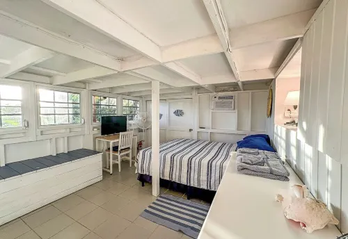 Blue Wrasse - Cute Little Cottage with Gorgeous Deck Views