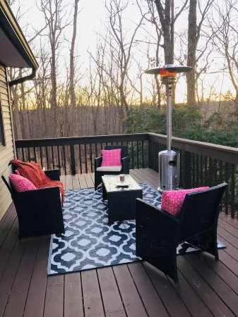 3-bedroom house in serene Saw Creek Estates with WiFi, AC, access to pools, lake