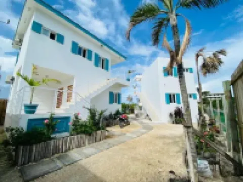 2nd Floor Casita. Short walk to town. On the river! โรงแรมใน