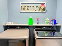 Cozy & Comfortable - Stylishly Decorated & Close to Everything!