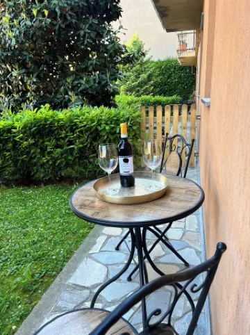 White rose apartment - free parking space - historical center of Alba -Langhe