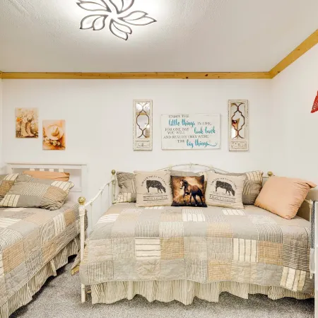 Quiet Eagar Retreat Near Lakes, Hiking & Hunting!