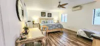 Spacious 3-Bedroom, 2.5-Bath, Gem – Pet-Friendly & Just 0.6 Miles to the Sand! 케네스 애덤스 공원 주변 호텔