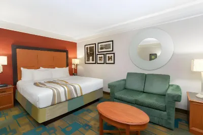 La Quinta Inn & Suites by Wyndham Denver Southwest Lakewood Hotels near Men's Wearhouse