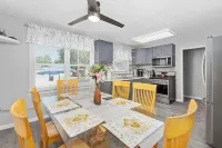 Great Escape 4 bedroom house  2 King Bed in Belleville with WiFi fitness room