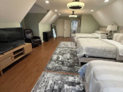 Comfortable and Spacious Home: Entertainment Room, Gym + Large Deck and Patio Hotels in Gilford