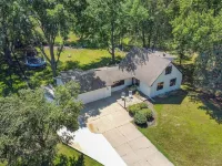 5 Bedroom family oriented home. Fenced yard, Adjacent park. Hotels in Champlin