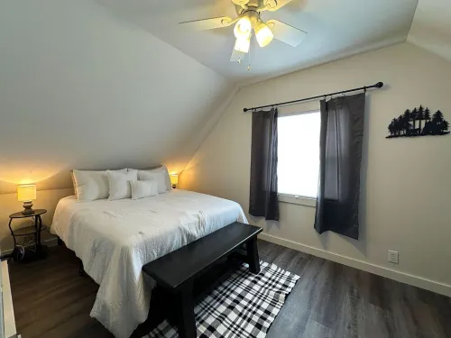 Charming 3-bedroom house in Trout Lake close to trails & lakes.