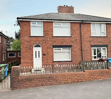Entire 3-Bedroom Home in Oldham - Guest House Hotels in Chadderton