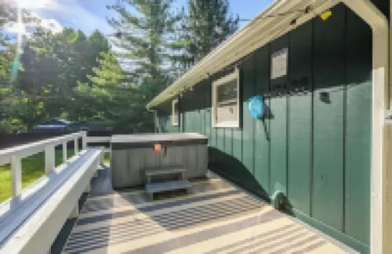 Creekside bungalow with a hot tub, walking distance to downtown Nashville