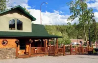 Mountain Peaks Inn, GREEN MOUNTAIN SUITE, Downtown Hill City Warrior's Work & Ben West Gallery附近的飯店