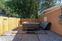 Historic 1907 SLC Victorian - Hot Tub - Firepits - Exposed Brick