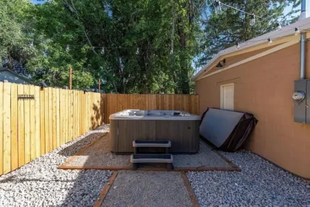 Historic 1907 SLC Victorian - Hot Tub - Firepits - Exposed Brick Отели рядом с достопримечательностью «Китайски ресторант "Китайски квартал"»