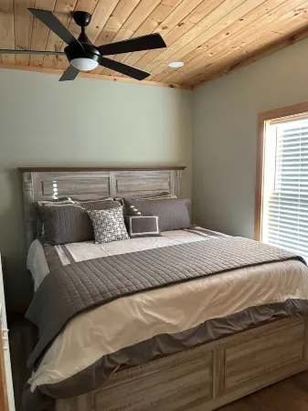 Charming Cabin located within miles of Dale Hollow Lake State Park-Cabin#1