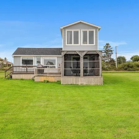 Seashell by the Seashore: Cozy 1BR Cottage Steps from Private Sandy Beach