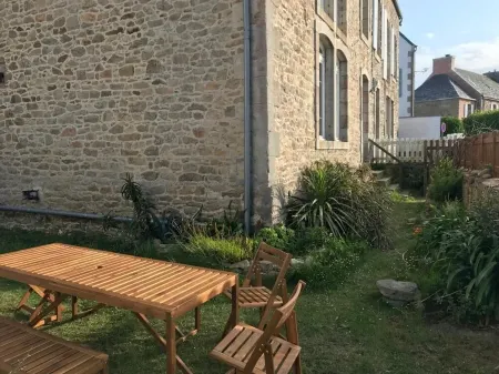 House on the port, feet in the water Отели рядом с достопримечательностью «Tahiti Botanical Garden»
