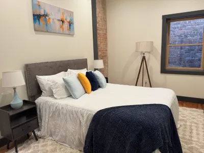 Boujee on Third: 2-bedroom condo in Beautiful Downtown Marion Hotels near Indiana Wesleyan University