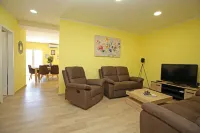 2-bedroom luxury villa surrounded by mountain views just minutes from the beach Hotels in Donje Polje