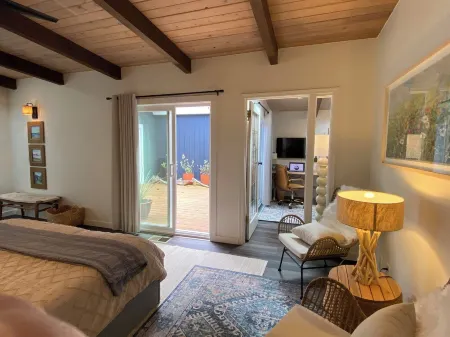 Oceanview Designer Family Home – Walk to Beach, Deck, Firepit, Office, Pets Отели рядом с достопримечательностью «Яхайк Трейл»