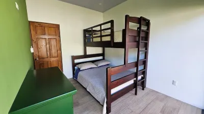 Charming 2-bedroom house with WiFi, AC in serene Parrita Swiss Palmgarden附近的飯店