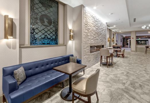 더블트리 바이 힐튼 샬러츠빌