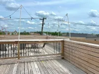 Downtown studio apartment with ROOFTOP DECK