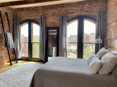 Unique Loft Downtown Glens Falls Hotel in zona The Hyde Collection