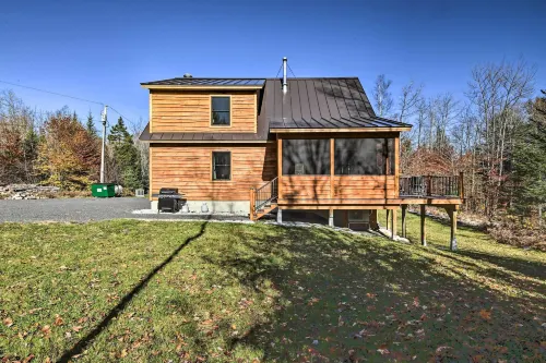 Cozy & Peaceful Waterfront Cabin on Porter Lake! - parking