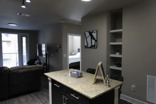 Charming 1-bedroom apartment in delightful Addison with WiFi, AC, fitness room