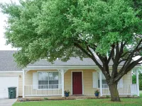 Charming 3-bedroom townhome with AC, WiFi in beautiful Salado, Texas. Hotels in Salado