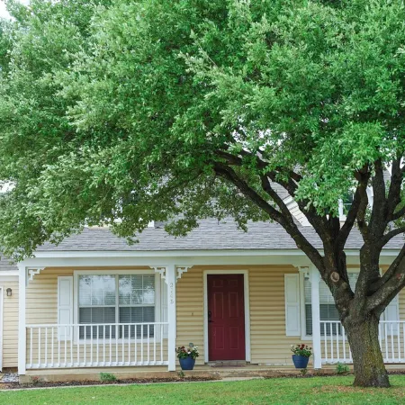 Charming 3-bedroom townhome with AC, WiFi in beautiful Salado, Texas.